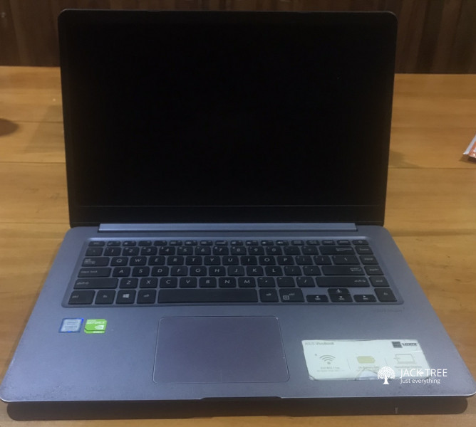 Asus i5 8th gen laptop with genuine accessories