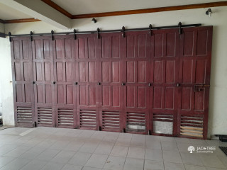 Used Wooden Garage Door (8 panels/size : 8*2)