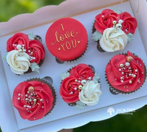 Shop valentine ️Mix berry cup caks Delivery Available