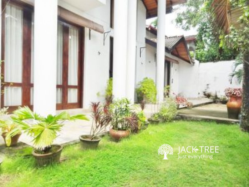 Spacious two-story house for sale in Pannipitiya, conveniently located 5 minutes away from Thalawathugoda Junction